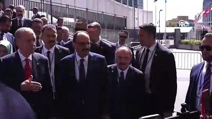 Birleşmiş Milletler Genel Kurulu'nun girişinde LGBT'yi temsil eden renklerin olması Erdoğan'ı kızdırdı