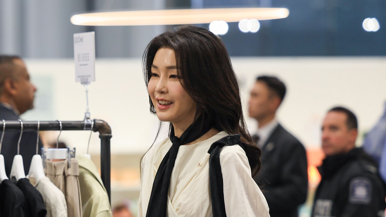 김건희 여사, 뉴욕 패션 박람회장 찾아 한국 디자이너 격려 / YTN