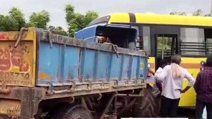 కృష్ణా జిల్లా: ట్రాక్టర్ ఢీకొన్న కళాశాల బస్సు