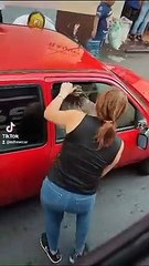 Mujer descubre a su esposo con otra en el auto y reacciona violentamente