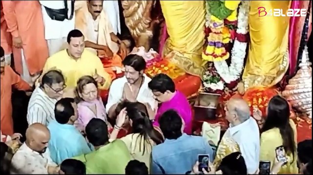 SRK seeks Bappa's blessings at Lalbaugcha Raja