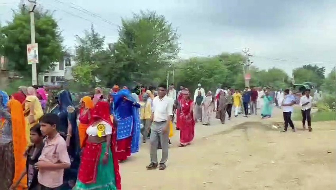 पिनान से गोवर्धन धाम की 25वीं धर्म ध्वजा  पदयात्रा रवाना