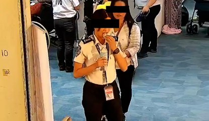 Bir güvenlik görevlisinin yolcudan çaldığı iddia edilen dolar banknotlarını yutarken kameralara yansıdı