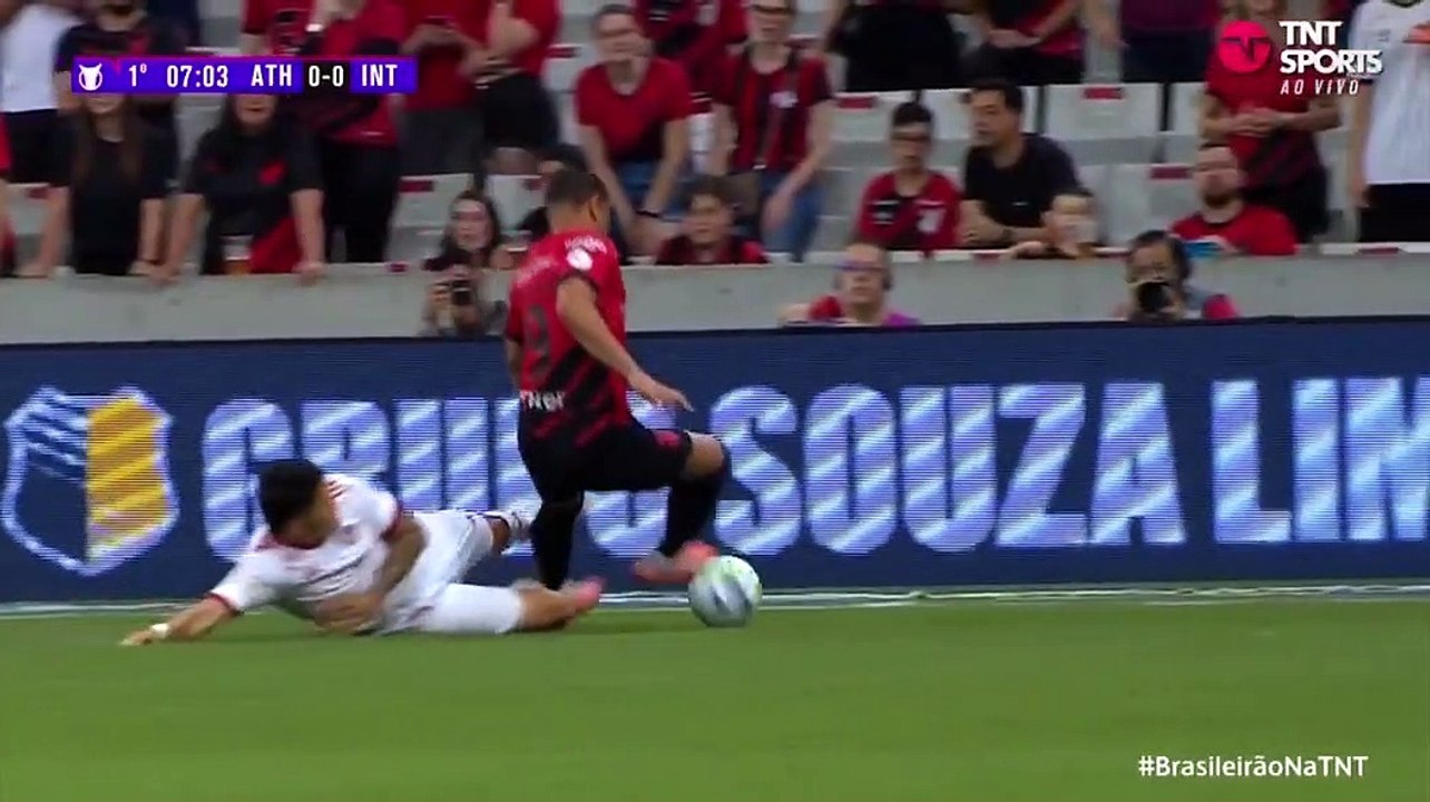 Vitor Roque recibe una durísima entrada de Nico Hernández en Brasil
