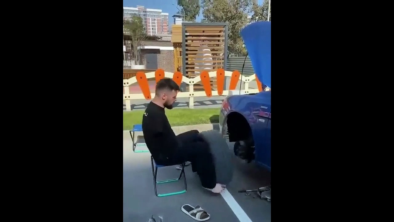 Ce mécanicien sans bras est génial... quel talent