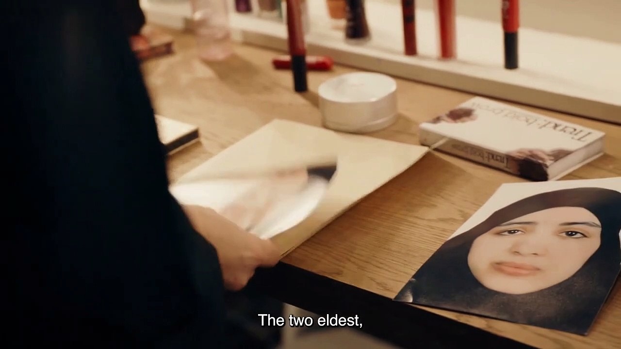 Four daughters Official Trailer OmeU