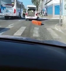 Caixão cai de carro de funerária durante deslocamento