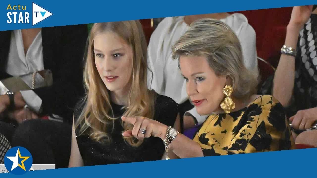 Éléonore de Belgique  à 15 ans, la princesse accompagne sa mère en toute élégance à l’opéra