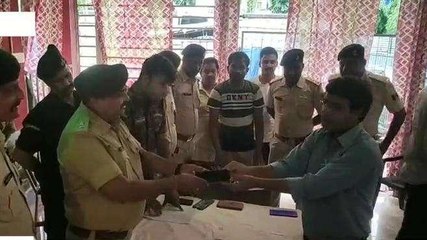 मधेपुरा: &#039;यकीन नहीं हो रहा मेरा खोया मोबाइल मिल गया&#039;, एसपी ने 25 लोगों को लौटाया मोबाइल