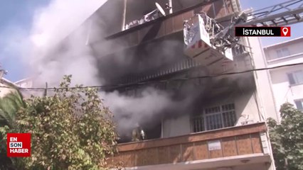 Alev alev yanan evi kovayla su dökerek söndürmeye çalıştı