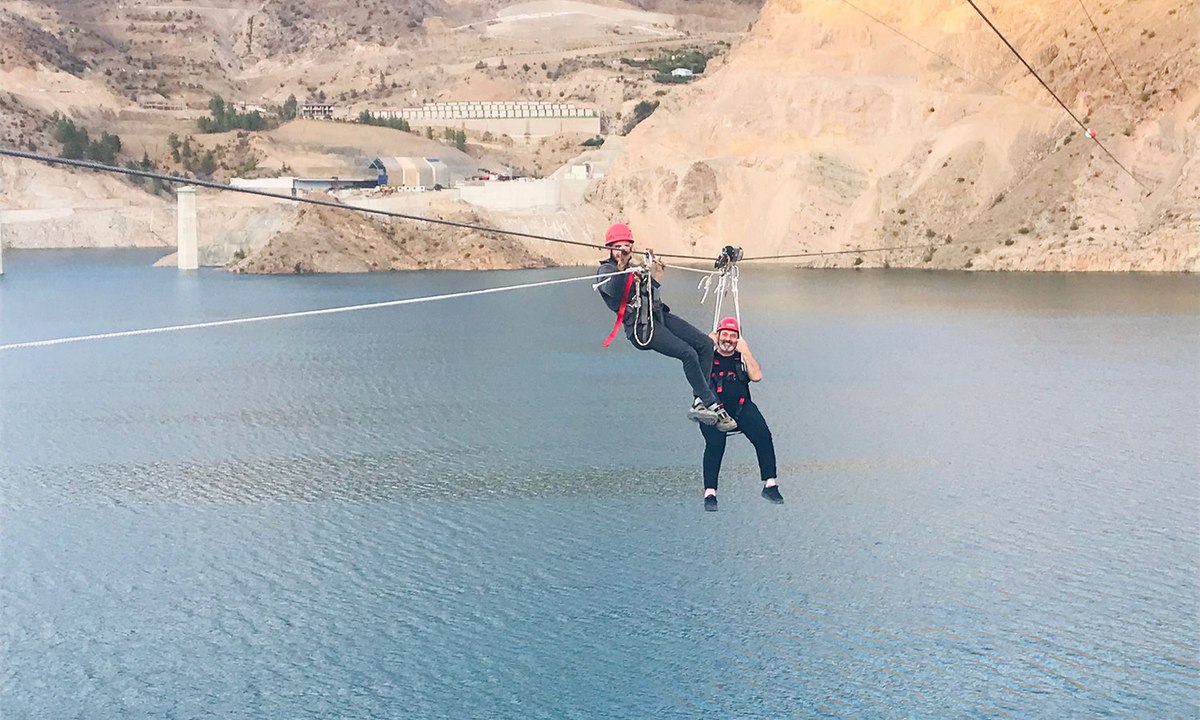 Yusufeli Belediye Başkanı Eyüp Aytekin, zipline yaparken mahsur kaldı