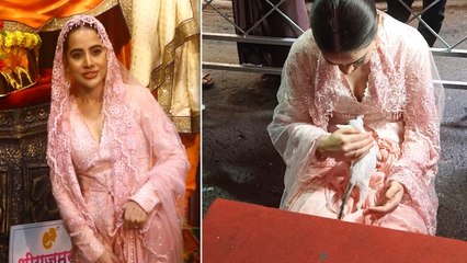Urfi Javed Indian Wear में पहुंची Lal Bagg किए Ganpati Bappa के Darshan। FilmiBeat