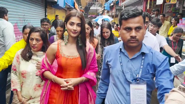 Shilpa Shetty seeks Bappa's blessings