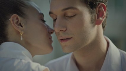 مسلسل اسمعني مدبلجة للعربية الحلقة 20 - مداعب قدميها ❤️‍ | Duy Beni