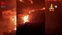 İtalya'nın Sicilya Adası'nda devam eden orman yangınları yerleşim yerlerini tehdit ediyor