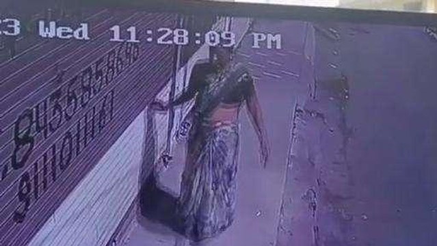 सावधान: आधी रात को बंद दुकानों में जादू टोना करती है ये महिला, Video दहला देगा