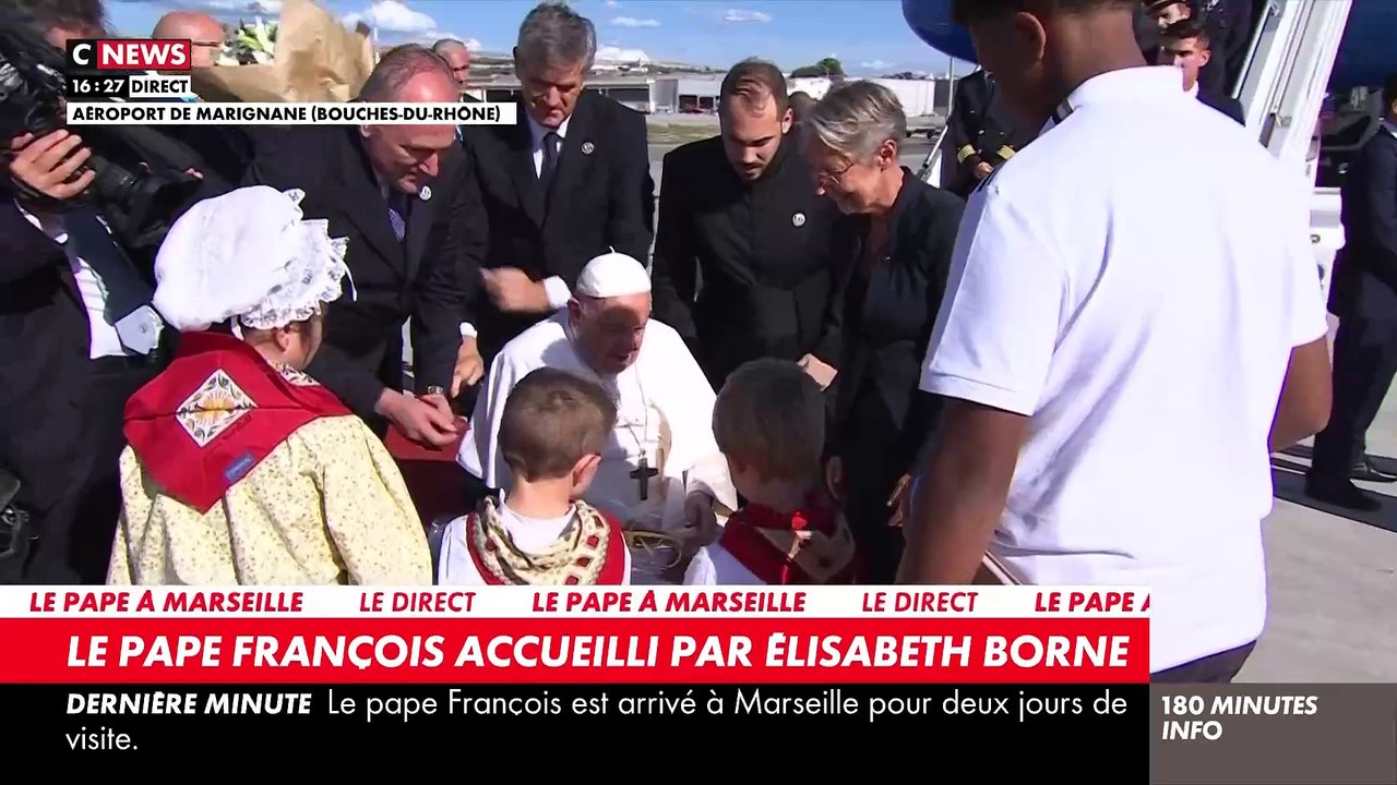 Le Pape François est arrivé à l'aéroport de Marseille-Provence de Marignane, et a été accueilli par la Première ministre Elisabeth Borne