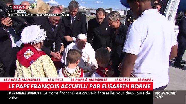 Le Pape François est arrivé à l'aéroport de Marseille-Provence de Marignane, et a été accueilli par la Première ministre Elisabeth Borne
