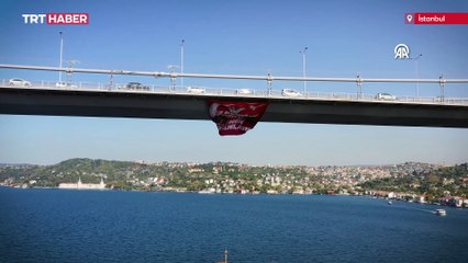 "2 Kupa 1 Şampiyon" yazılı bayrak Boğaz’daki köprülere asıldı