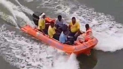 2 मासूम बच्चियों के साथ नदी में कूद गई मां, तीनों की मौत, रुला देगा Video