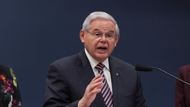 Cientos de miles de dólares y hasta lingotes de oro: esto dice la acusación por corrupción contra el congresista demócrata Bob Menéndez