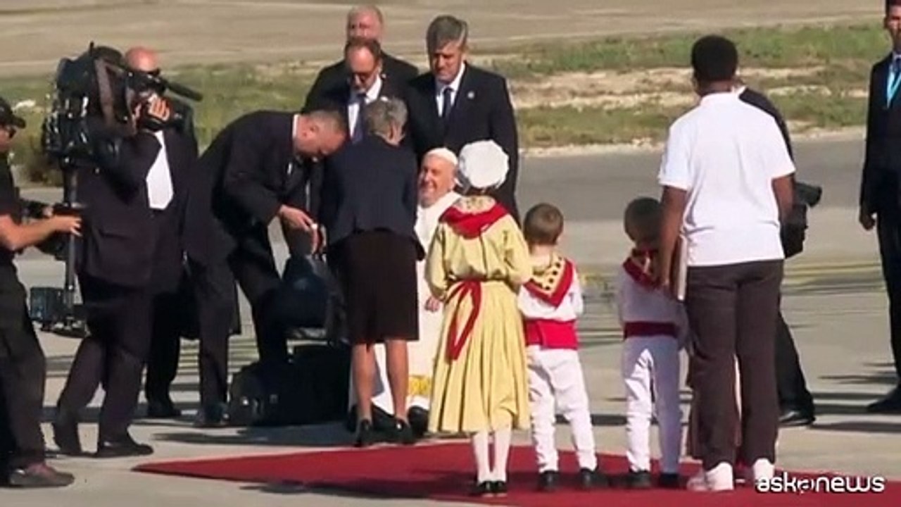 Papa Francesco arriva a Marsiglia. "Con i migranti mancanza d'umanit?"