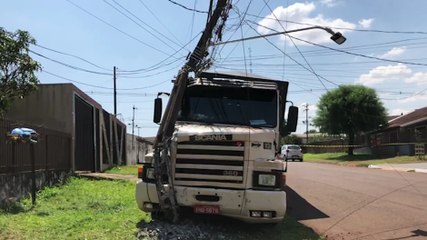 Carreta desgovernada destrói poste no Cascavel Velho