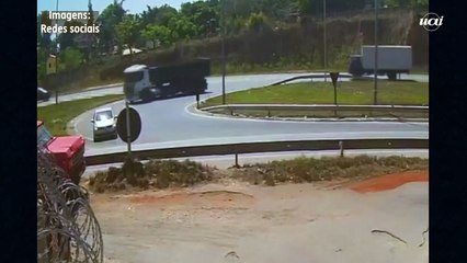 Carreta tomba em cima de carro na Grande BH