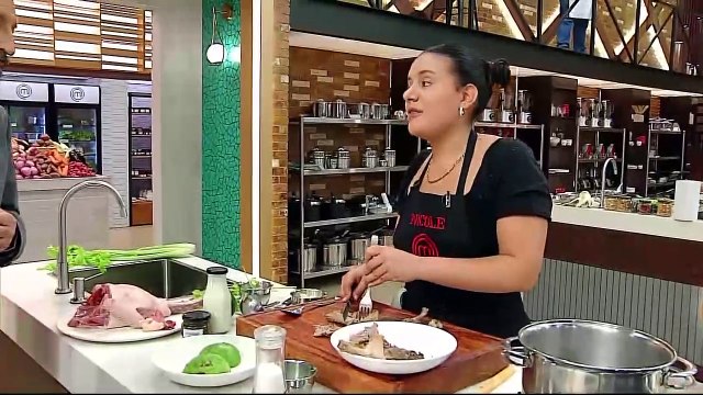 La frustración de Nicole, llora porque no está saliendo bien la carne de su plato