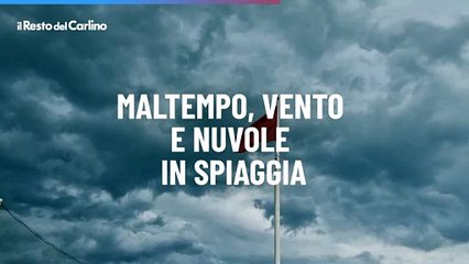 Maltempo, vento e nuvole in spiaggia: il video