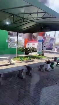 Ambulância do Samu fica destruída após pegar fogo em praia de SC