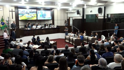 Descargar video: Estudantes de três colégios de Toledo tomam posse como vereadores e vereadoras mirim A cerimônia aconteceu nesta sexta-feira (22) na câmara de vereadores