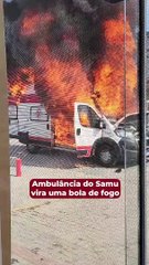Ambulância do Samu pega fogo e fica destruída