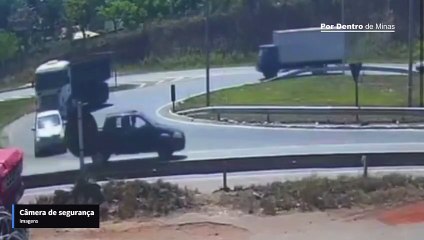 Carreta tomba em cima de carro na BR-040, em Ribeirão das Neves