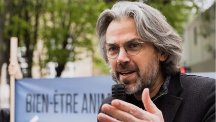 Voici - Aymeric Caron : en retard, il force l'entrée de l'école de sa fille avant que la police ne soit appelée