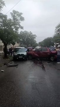 Acidente entre três veículos deixa quatro pessoas feridas no Portão; pelo menos uma em estado grave