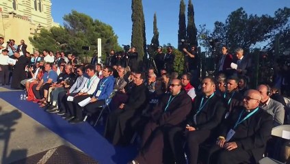 El papa llama a "socorrer" a los migrantes en el mar, "un deber de humanidad"