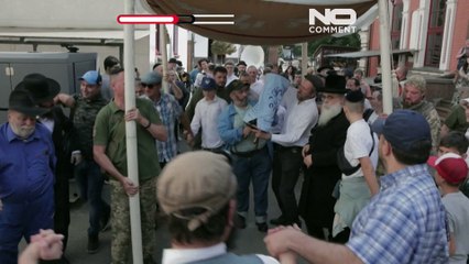 كبير حاخامات كييف يكتب الأحرف الأخيرة في افتتاح لفيفة التوراة