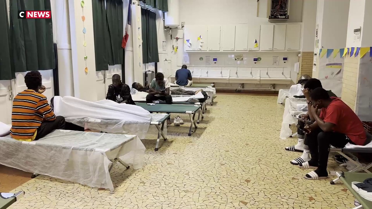 Paris : des migrants installés dans une école dans le 7ème arrondissement