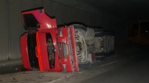 Alkollü sürücünün kullandığı hafriyat kamyonu yan yattı