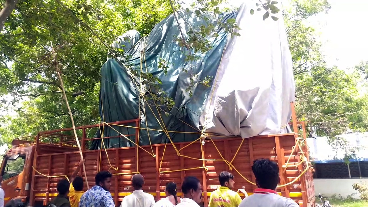 போலீசாரால் பறிமுதல் செய்யப்பட்ட 22 அடி உயர பிரமாண்ட விநாயகர் சிலை பலத்த பாதுகாப்புடன் கரைப்பு