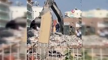 Depremde hasar gören binanın yıkımında tepki gösteren kadın engel oldu