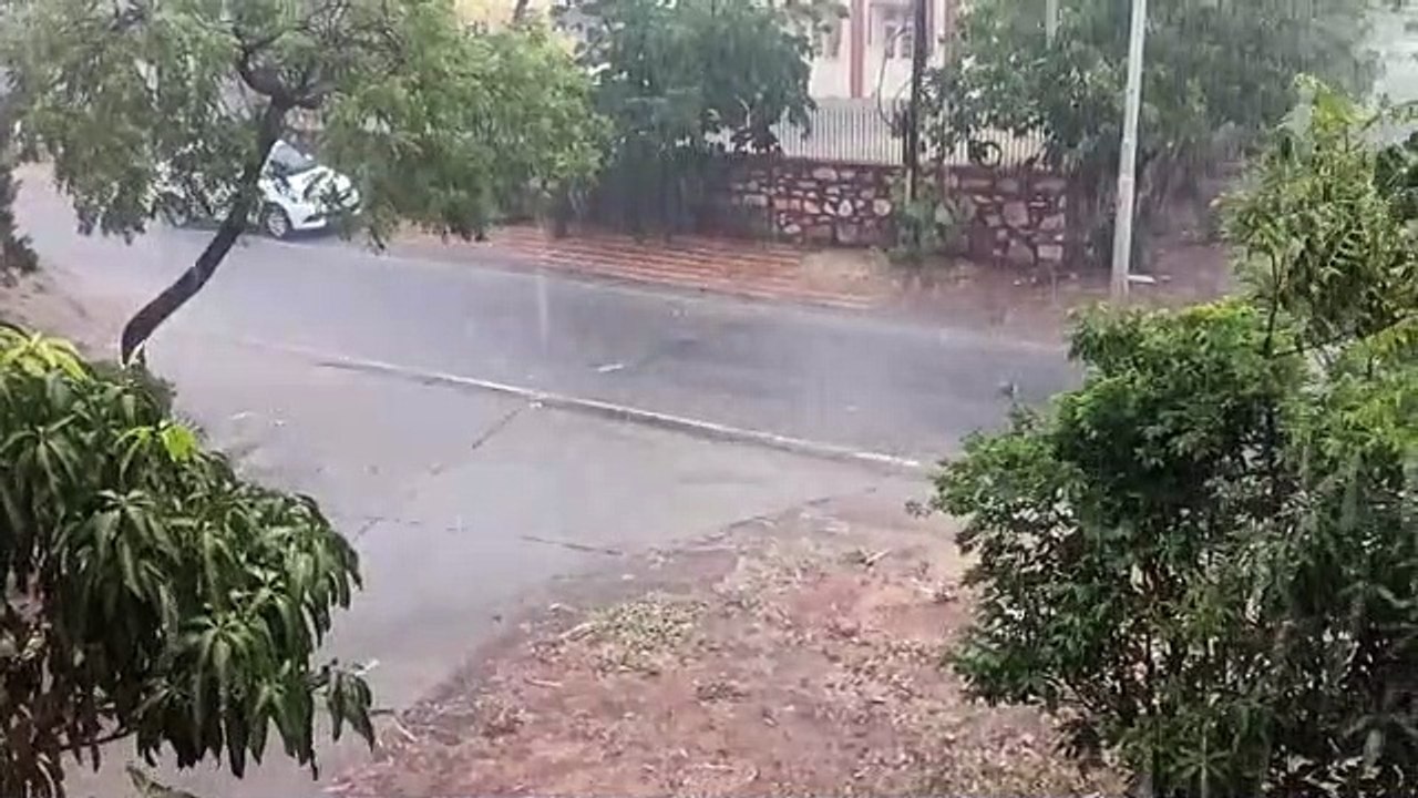 दिनभर की उमस के बाद शाम को झमाझम बारिश