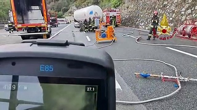 A tanker truck carrying LPG leaked after an accident, firefighters intervened - Autocisterna perde gpl dopo incidente, intervento dei Vigili del Fuoco in Autostrada