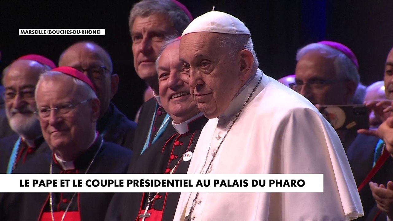 Le Pape François arrive pour cette session conc...