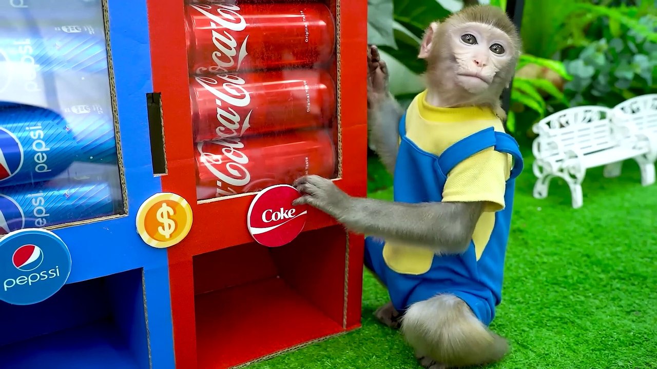 KiKi Monkey try to get Colorful Ice Cream from Vending Machine _ KUDO