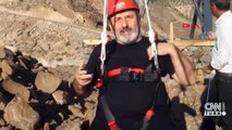 'Zipline'da mahsur kalan belediye başkanını dağcı kurtardı