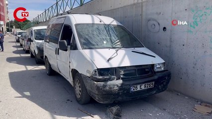 Eski eşine ait araca elindeki sopayla saldırdı