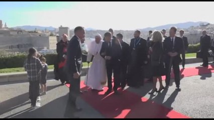 Francesco accolto da Macron a Marsiglia per gli Incontri Mediterranei