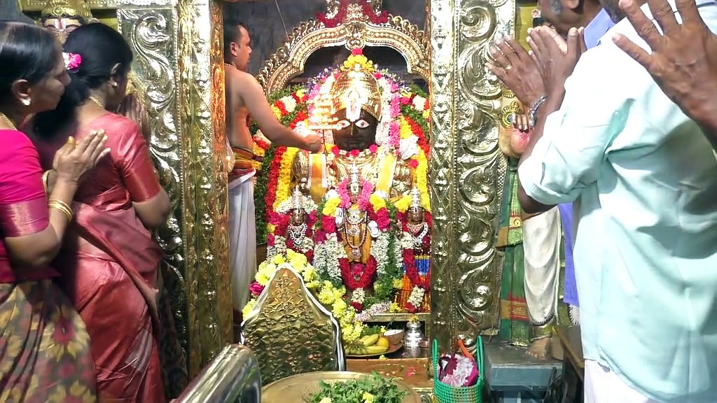 புரட்டாசி முதல் சனி; தங்க கவசம் அணிவிக்கப்பட்டு பக்தர்களுக்கு காட்சி அளித்த பூதநாராயண பெருமாள்
